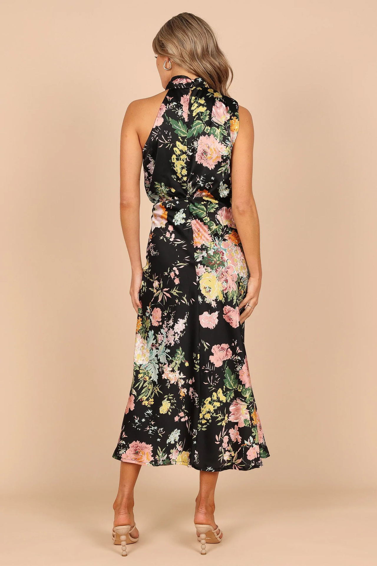 Vestido longo floral com decote redondo e cintura elástica