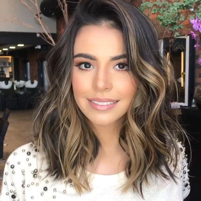 👩‍🦱Wavy shoulder-length hair for women with big waves and brown gradient