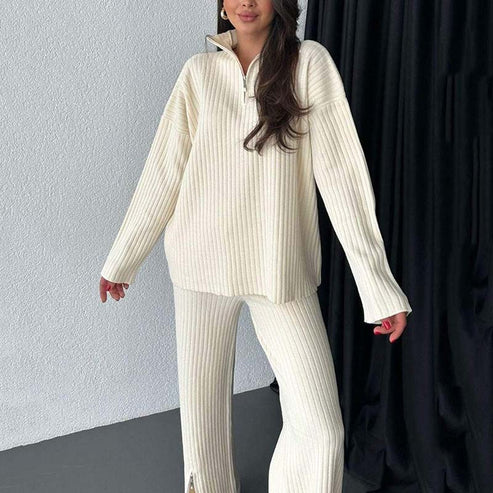 Completo da donna in maglia a coste con pantaloni a spacco