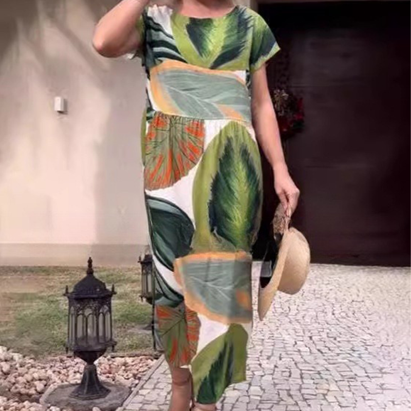 Vestido com estampa de folhas, decote redondo e fenda lateral